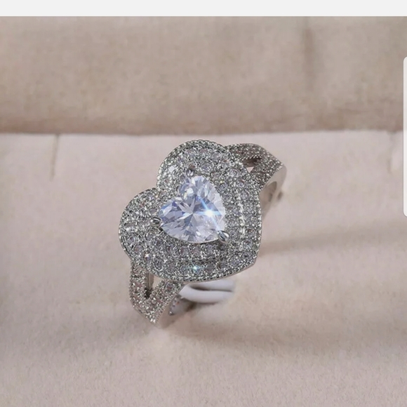 New gorgeous S925 stamped white sapphire ring - Picture 3 of 8